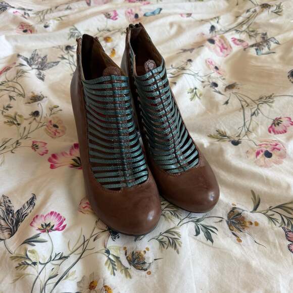Miz Mooz 10 Barcelona Collection lace up Oxford heels